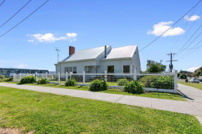 The White House Prime Location and Oozing Character, Apollo Bay